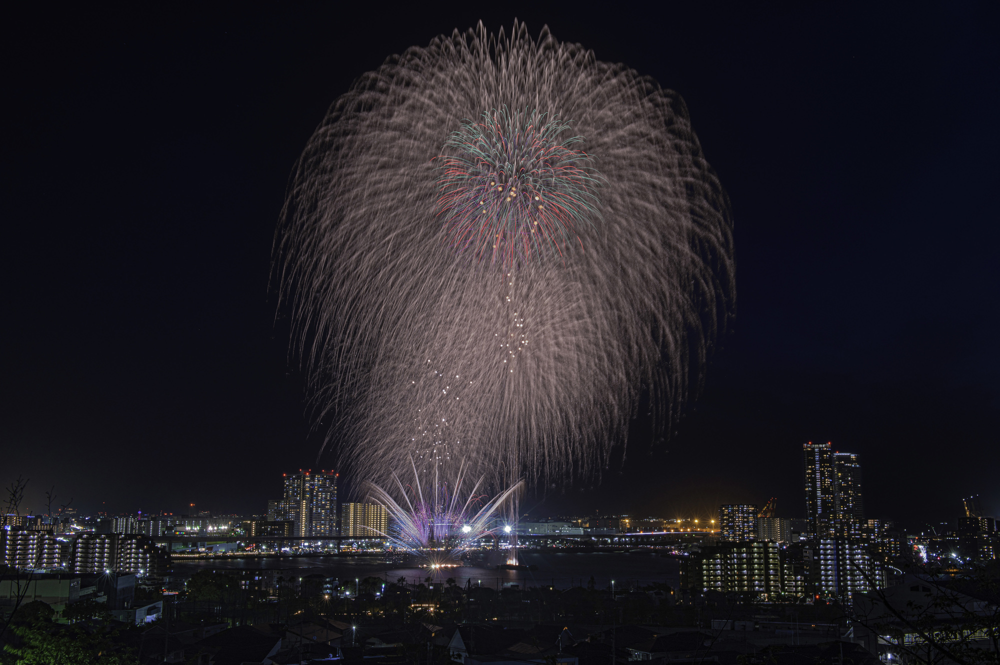 立花山から望むFUKUOKA東区花火大会(福岡県福岡市東区)
