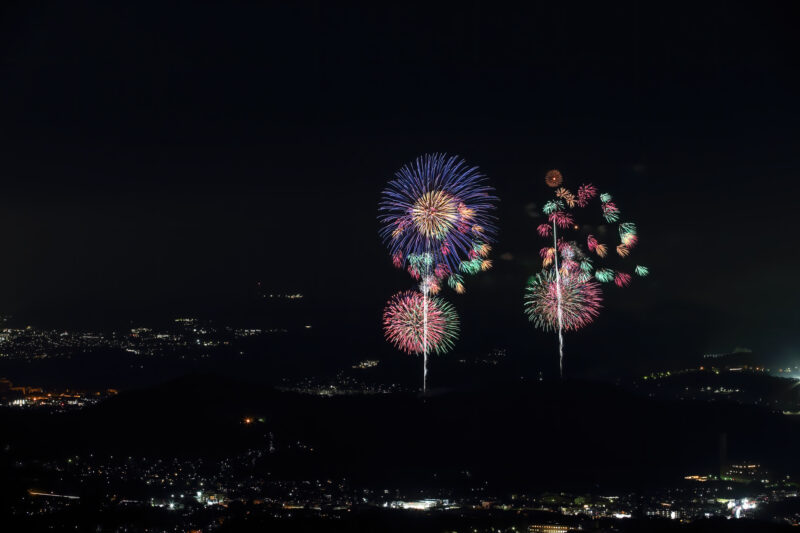 菜の花台から望む秦野たばこ祭打ち上げ花火(神奈川県秦野市)