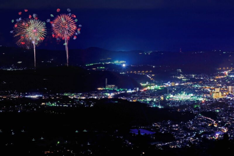 菜の花台から望む秦野たばこ祭打ち上げ花火(神奈川県秦野市)