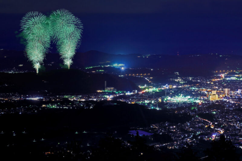 菜の花台から望む秦野たばこ祭打ち上げ花火(神奈川県秦野市)