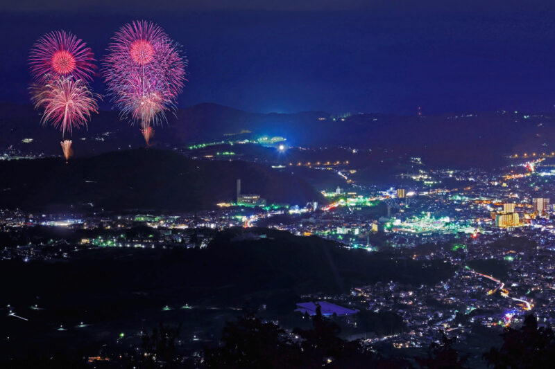 菜の花台から望む秦野たばこ祭打ち上げ花火(神奈川県秦野市)