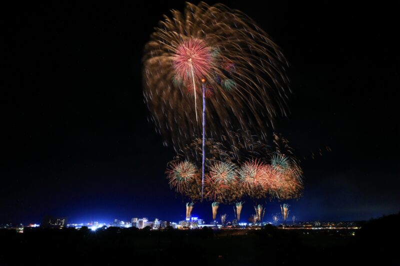 北上みちのく芸能まつりトロッコ流しと花火の夕べ(岩手県北上市)