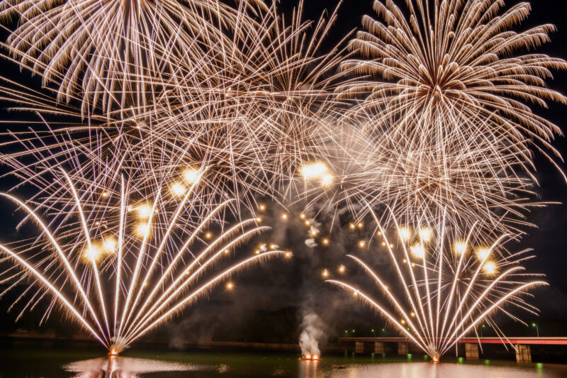 盛岡つなぎ温泉御所湖まつり花火打ち上げ(岩手県盛岡市)
