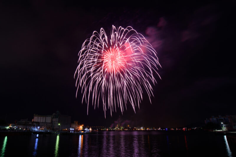 さかいで大橋まつり海上花火大会(香川県坂出市)