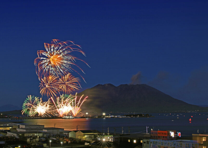 桜島と芸術花火(鹿児島県鹿児島市)