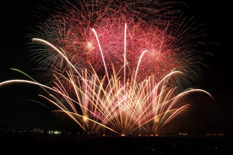 桜島と芸術花火(鹿児島県鹿児島市)