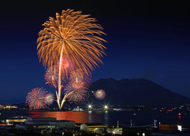 桜島と芸術花火(鹿児島県鹿児島市)
