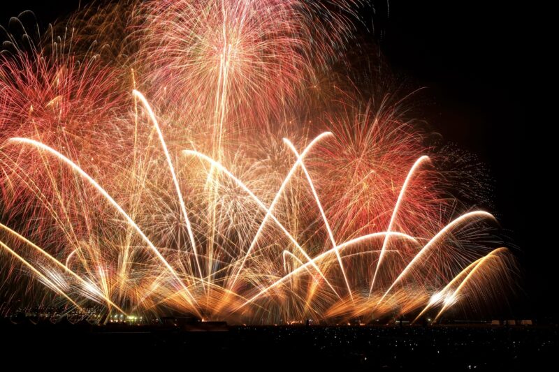 桜島と芸術花火(鹿児島県鹿児島市)