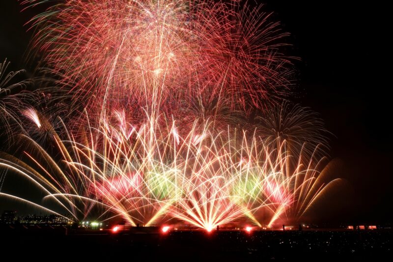 桜島と芸術花火(鹿児島県鹿児島市)