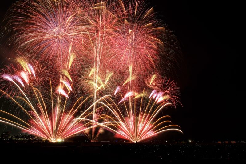 桜島と芸術花火(鹿児島県鹿児島市)