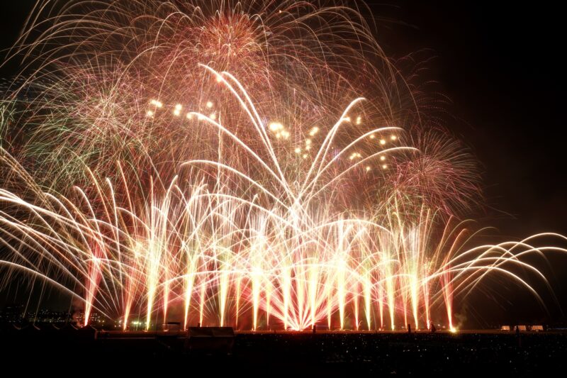 桜島と芸術花火(鹿児島県鹿児島市)