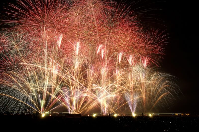 桜島と芸術花火(鹿児島県鹿児島市)