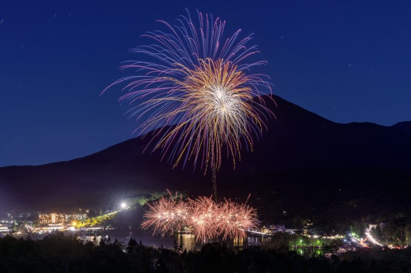 白樺湖夏祭り花火大会(長野県茅野市)