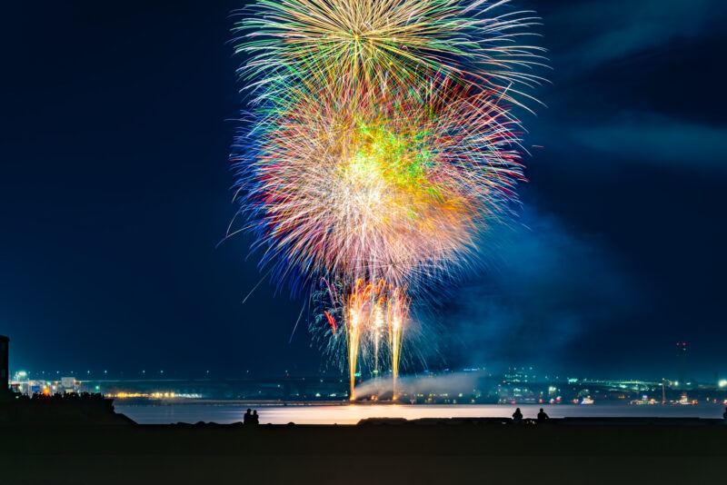 常滑りんくうビーチサンセット花火(愛知県常滑市) セントレアを背景に見る打ち上げ花火