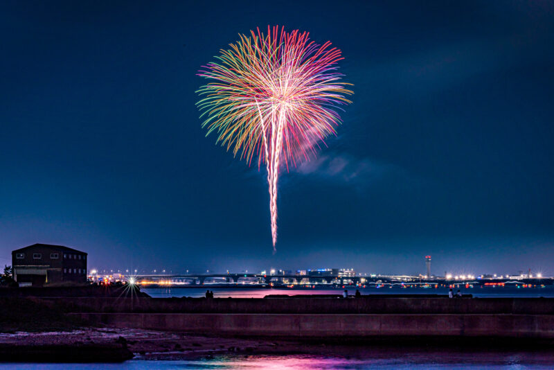 常滑りんくうビーチサンセット花火(愛知県常滑市) セントレアを背景に見る打ち上げ花火