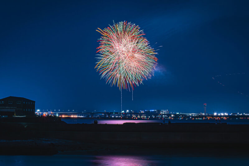 常滑りんくうビーチサンセット花火(愛知県常滑市) セントレアを背景に見る打ち上げ花火